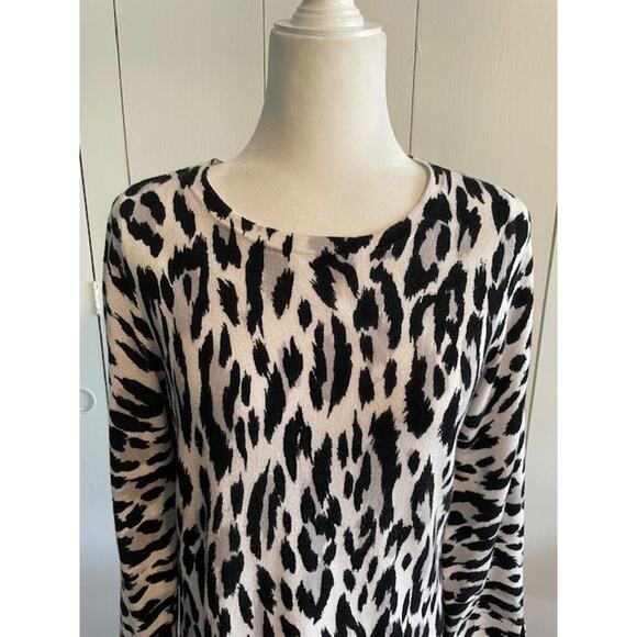 Chico's Size 1‎ (medium) Leopard Print Tunic Sweater Black & White - Picture 2 of 6